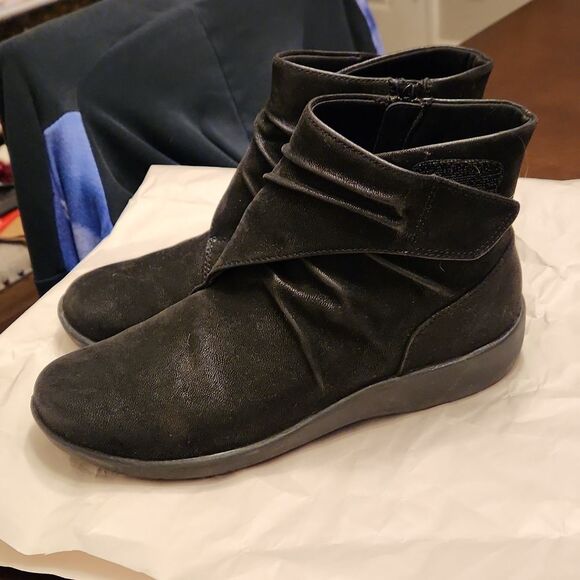 Clarks Cloudsteppers Women's Black Ankle Boots Size 7.5 - Picture 2 of 9